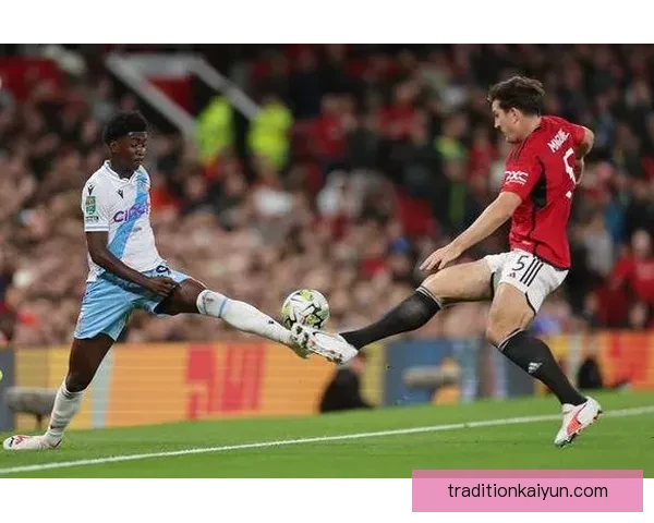 滕哈赫在关键比赛中的表现稳健，球队竞争力增强引人瞩目